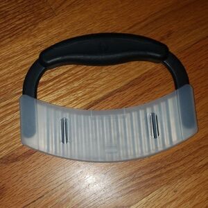 THE PAMPERED CHEF ~ #1063 Crinkle Cutter with Blade Guard veggie cheese